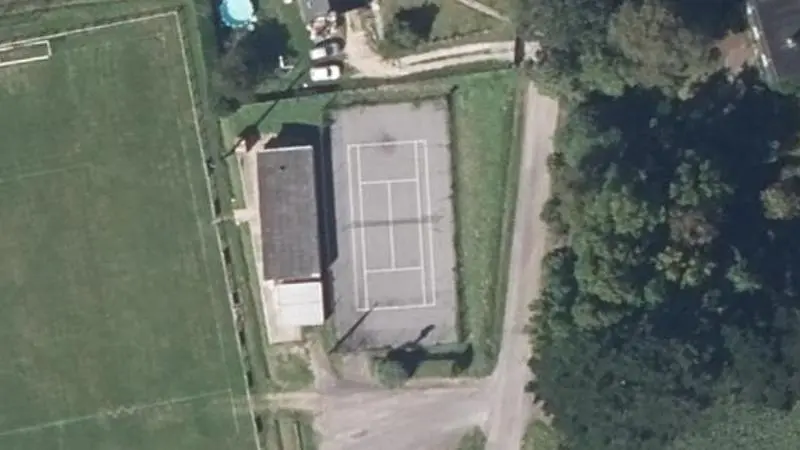 Vue aérienne du court de tennis : Terrain de sport de Montertelot