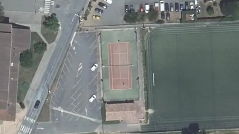 Vue aérienne du court de tennis : Complexe sportif de Villié-Morgon