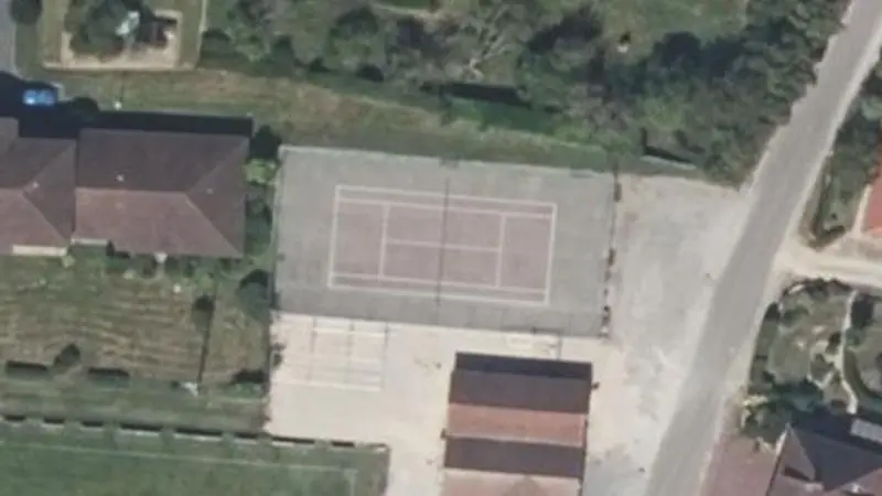 Vue aérienne du court de tennis : Complexe sportif de Sornay