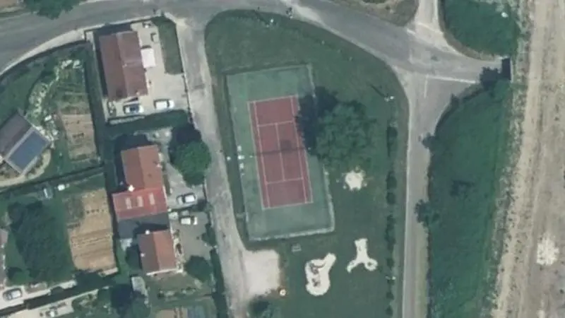 Vue aérienne du court de tennis : Terrain de tennis de Nuits