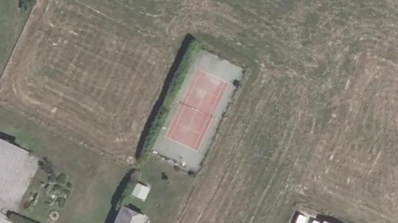 Vue aérienne du court de tennis : Terrain de tennis de Pellafol