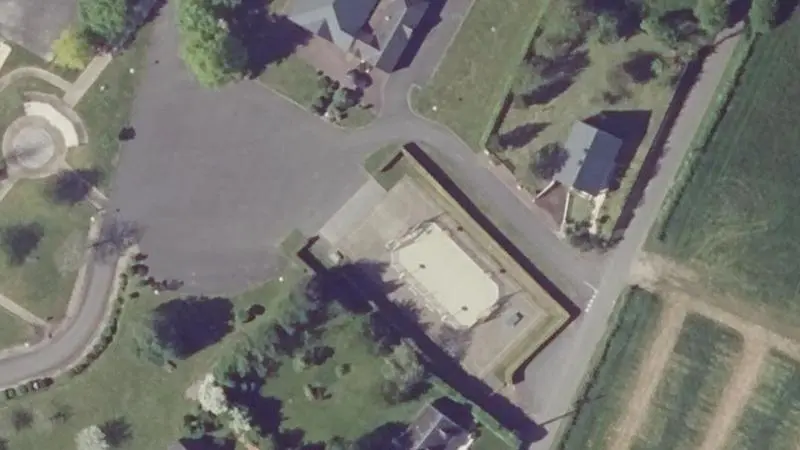 Vue aérienne du court de tennis : Terrain de tennis de Lolif