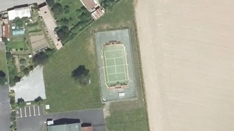 Vue aérienne du court de tennis : Stade de Blanzac
