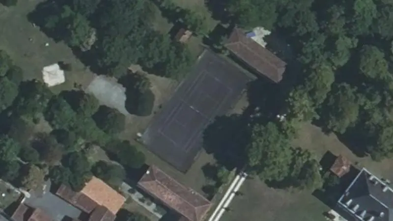 Vue aérienne du court de tennis : Terrain de tennis de Ballans