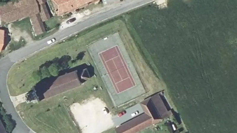 Vue aérienne du court de tennis : Terrain de tennis de Saint-Géry