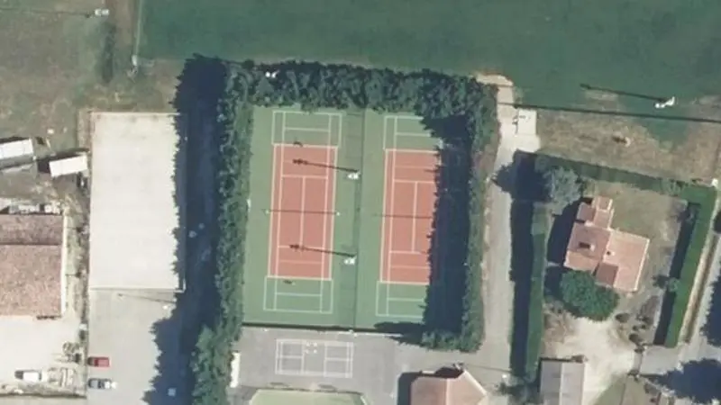 Vue aérienne des courts de tennis : Etablissement rural d'animation