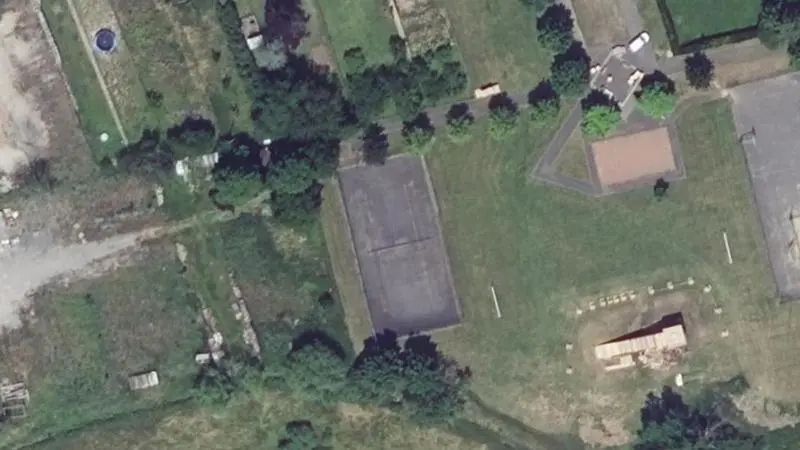 Vue aérienne du court de tennis : Aire de détente