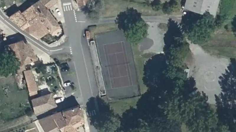 Vue aérienne du court de tennis : Terrain de tennis de Grassac