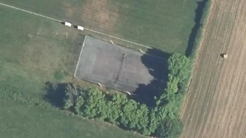Vue aérienne du court de tennis : Stade de la Chapelle