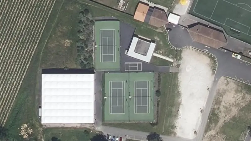 Vue aérienne du court de tennis : Salle de Raquettes Intercommunale