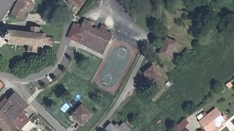 Vue aérienne du court de tennis : Espaces Sportifs