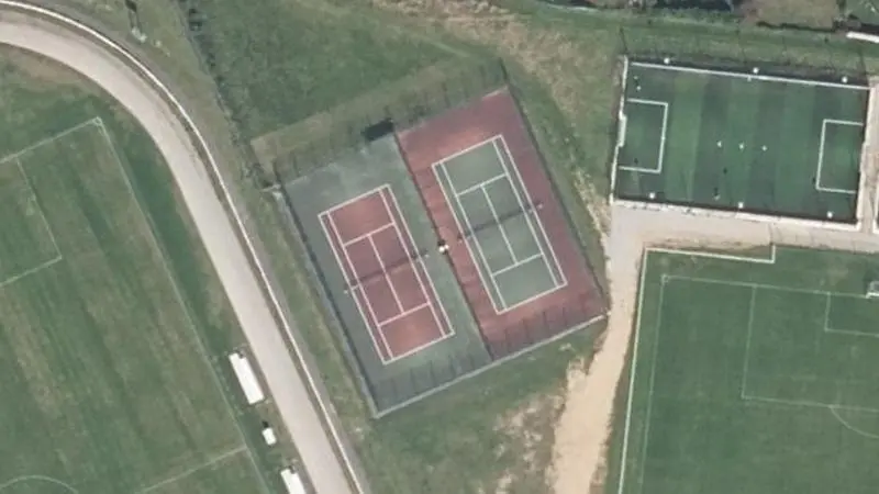 Vue aérienne du court de tennis : Site du Scaouët (Complexe sportif & Maison des Arts)