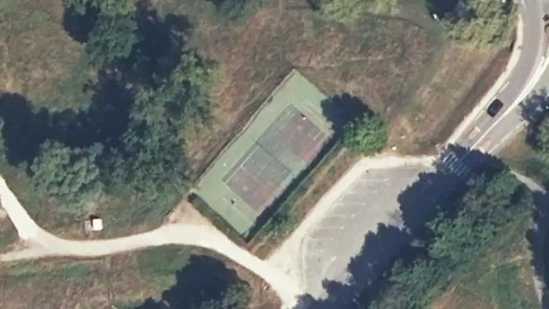 Vue aérienne du court de tennis : Tennis Technolac