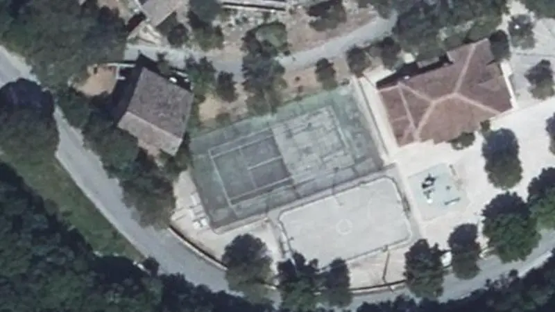 Vue aérienne du court de tennis : Installations Sportives Place Felicie