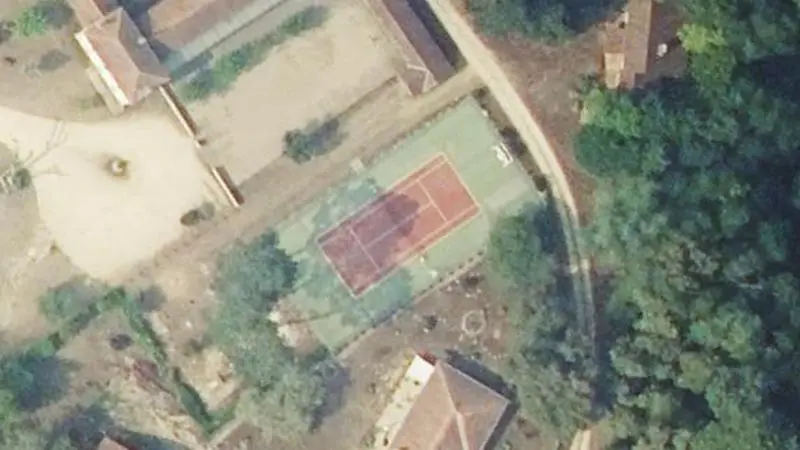 Vue aérienne du court de tennis : Aire de sport de Retjons