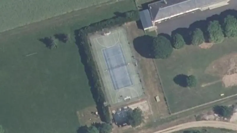 Vue aérienne du court de tennis : Terrain Omnisport