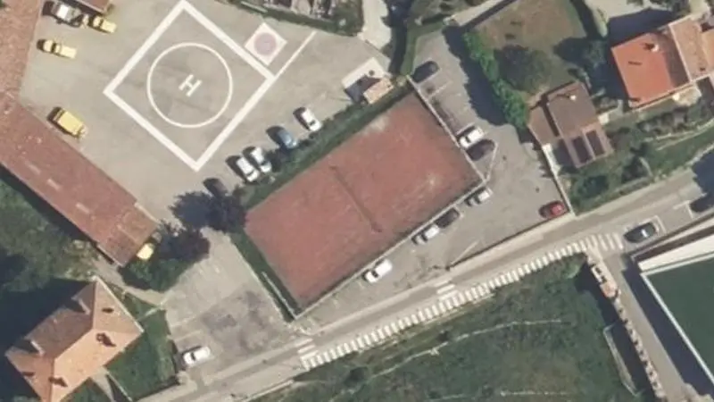 Vue aérienne du court de tennis : Tennis de Lantosque