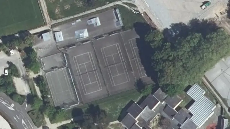 Vue aérienne des courts de tennis : Espace Multisports