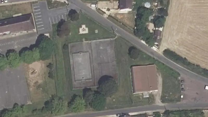 Vue aérienne du court de tennis : Terrain de tennis de Saint-Maurice-sur-Aveyron