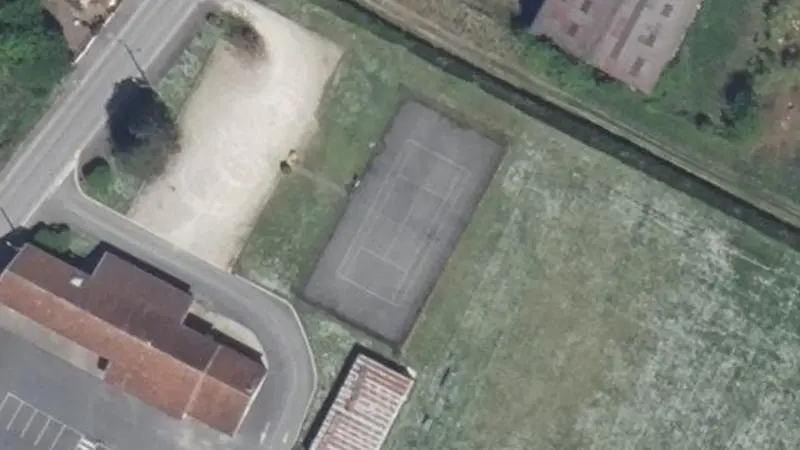 Vue aérienne du court de tennis : Stade de Pleurs