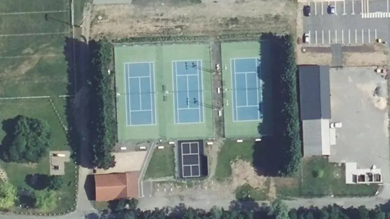 Vue aérienne des courts de tennis : Stade de Chambaron sur Morge