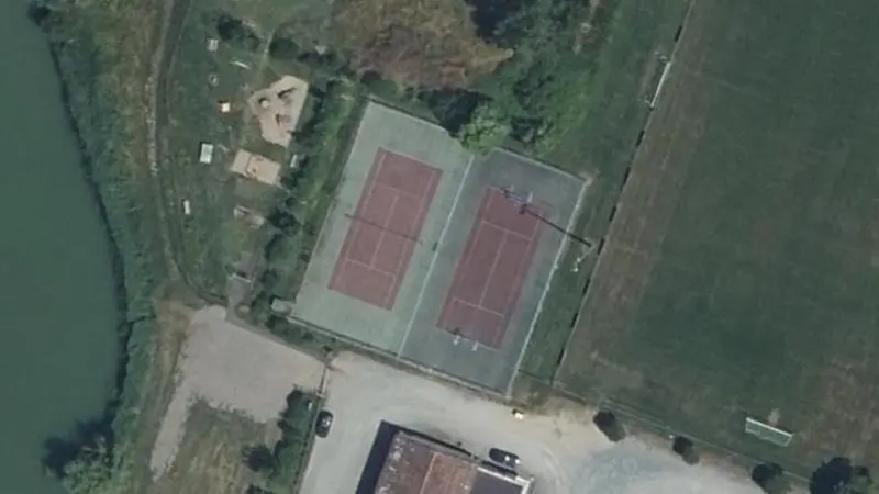 Vue aérienne du court de tennis : Complexe sportif de Taugon