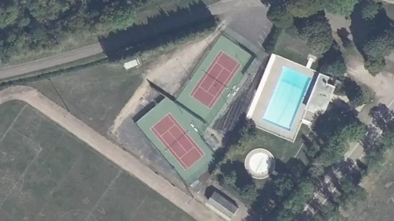 Vue aérienne des courts de tennis : Complexe Polyvalent