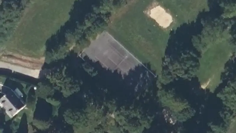 Vue aérienne du court de tennis : Parc de l'Ise