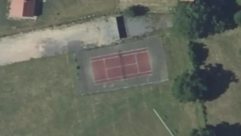 Vue aérienne du court de tennis : Stade Municipal de Lacs