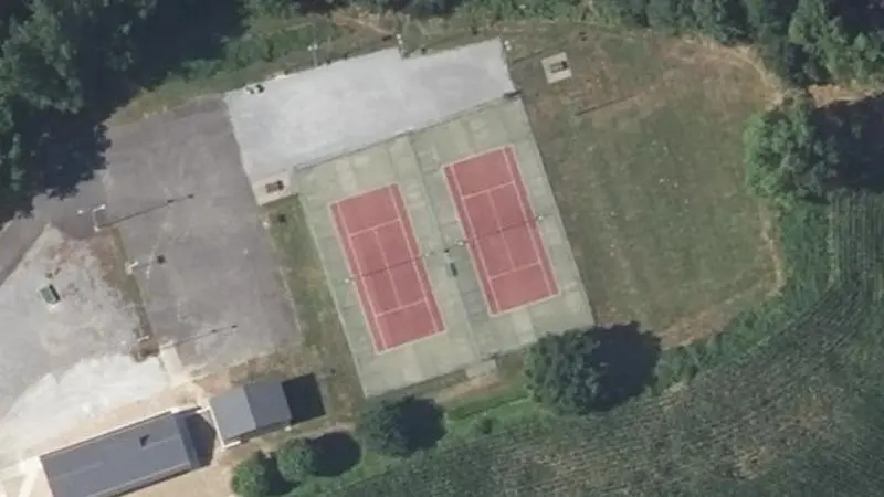 Vue aérienne des courts de tennis : Complexe sportif d'Ousse