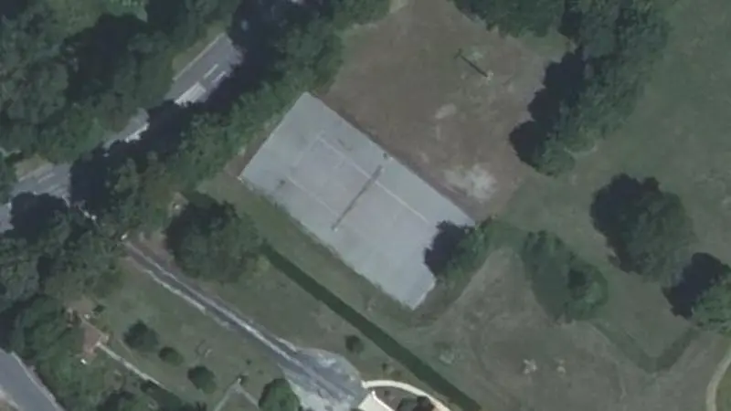 Vue aérienne du court de tennis : Aire de loisirs de Bignay