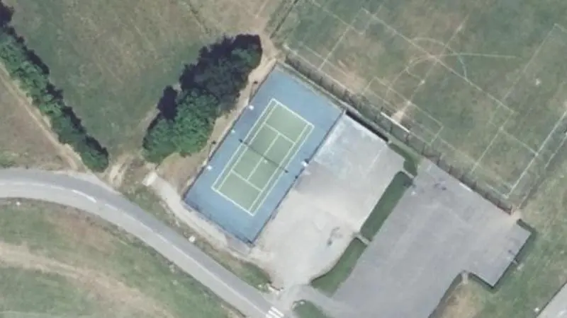 Vue aérienne du court de tennis : Complexe Municipal de Lyaud