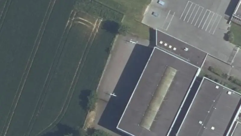 Vue aérienne du court de tennis : Espace Sportif de Plénée-Jugon