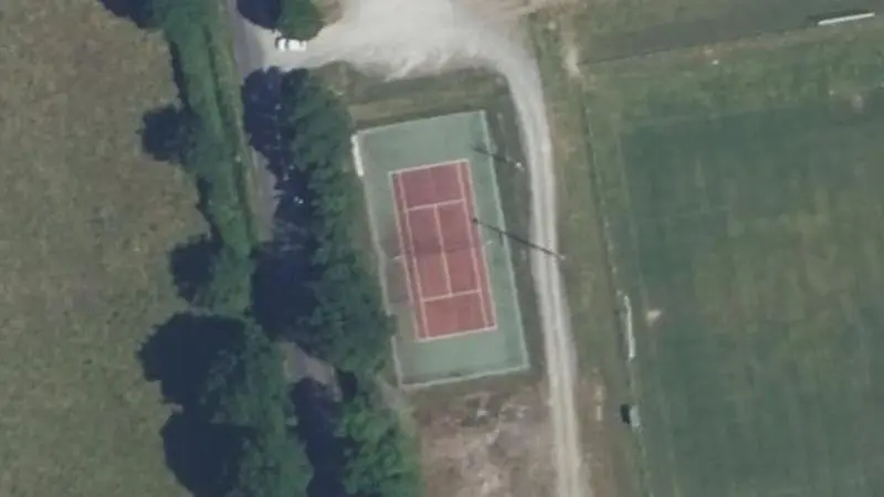 Vue aérienne du court de tennis : Stade municipal de Vasles