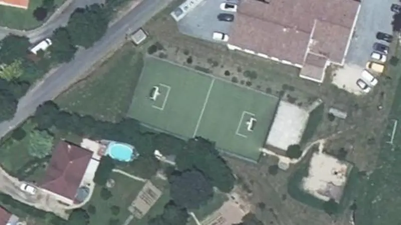 Vue aérienne du court de tennis : Stade Municipal de Dénat