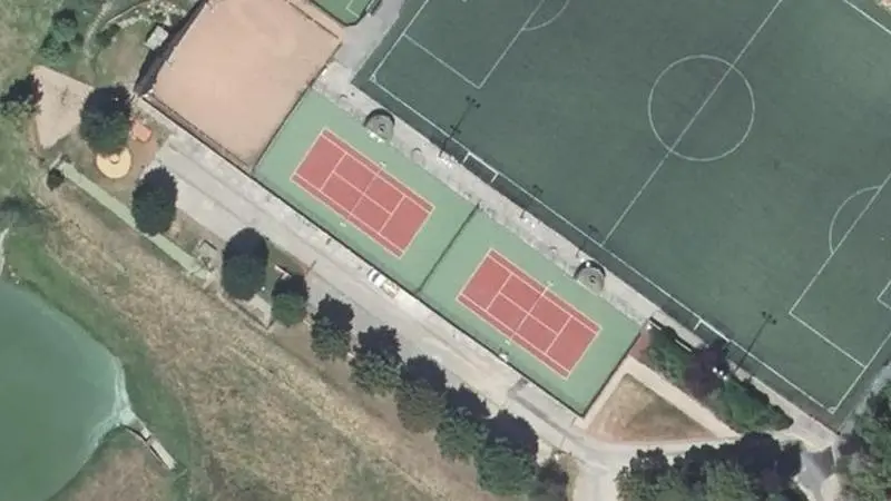 Vue aérienne des courts de tennis : Complexe Sportif de Montrottier