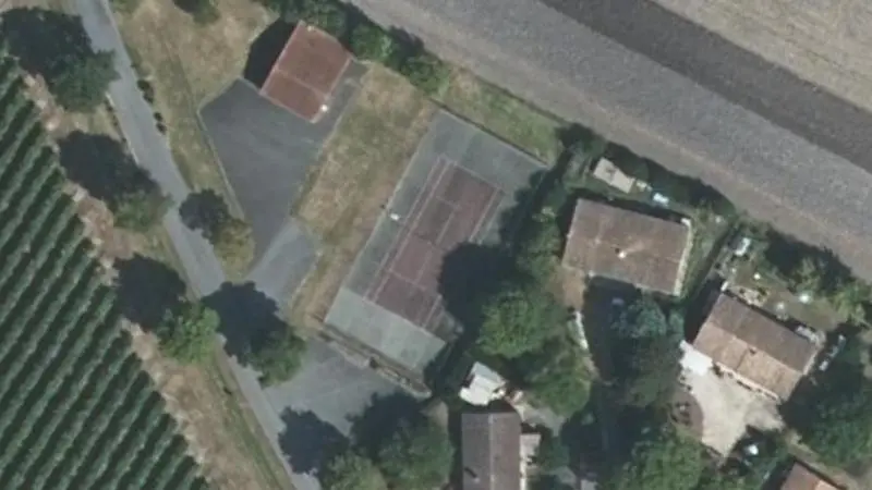 Vue aérienne du court de tennis : Terrain de tennis de Neulles