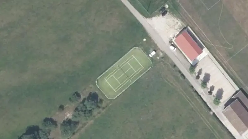 Vue aérienne du court de tennis : Stade des Lilas