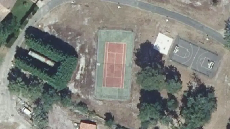 Vue aérienne du court de tennis : Terrain de tennis de Mano