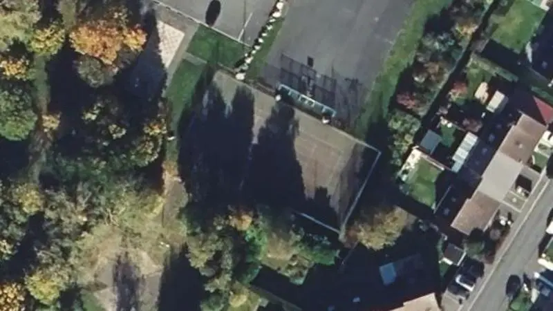 Vue aérienne du court de tennis : Base de Loisirs de la Fosse 13