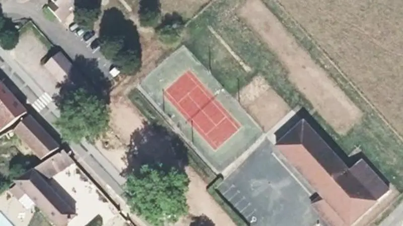 Vue aérienne du court de tennis : Terrain de tennis de Joncy