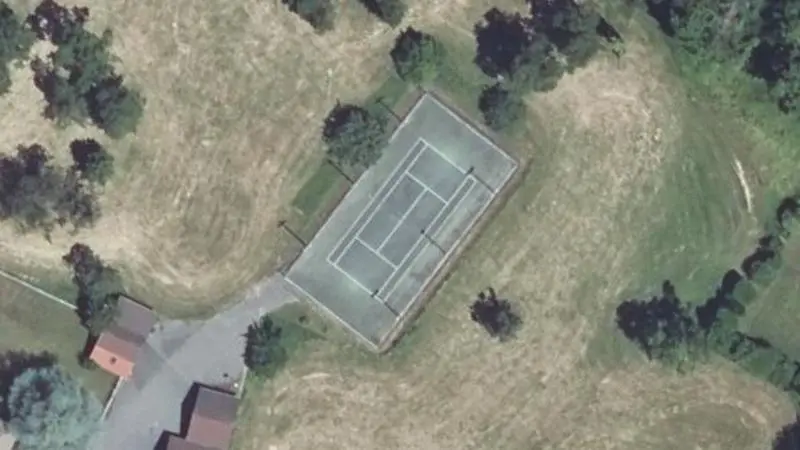 Vue aérienne du court de tennis : Tennis Agorespace multi-sports