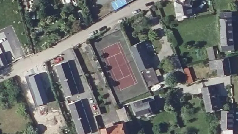 Vue aérienne du court de tennis : Terrain de tennis de Landévennec