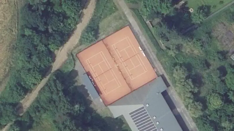 Vue aérienne des courts de tennis : Gymnase de Badonviller