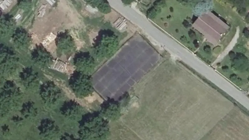 Vue aérienne du court de tennis : Aire de Loisirs de Prendeignes