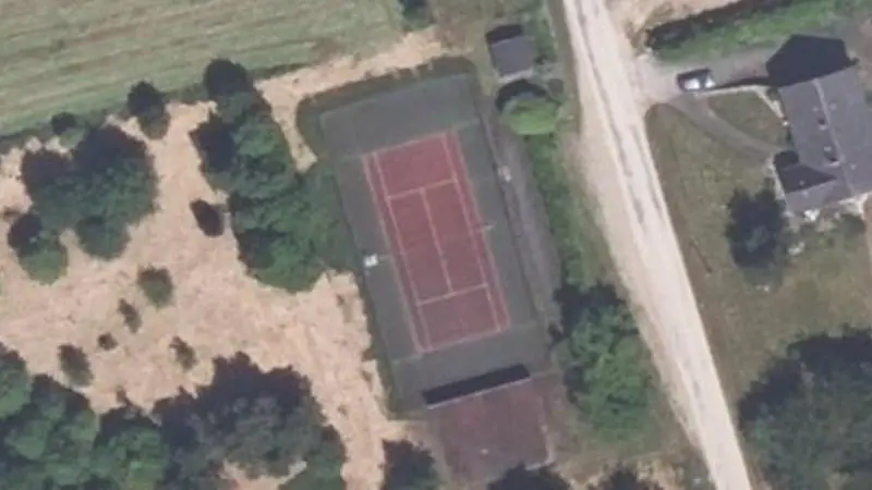 Vue aérienne du court de tennis : Complexe sportif (Le Tremblay)