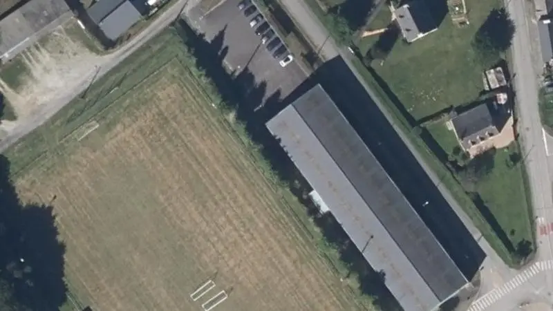 Vue aérienne du court de tennis : Complexe sportif de Bréhan
