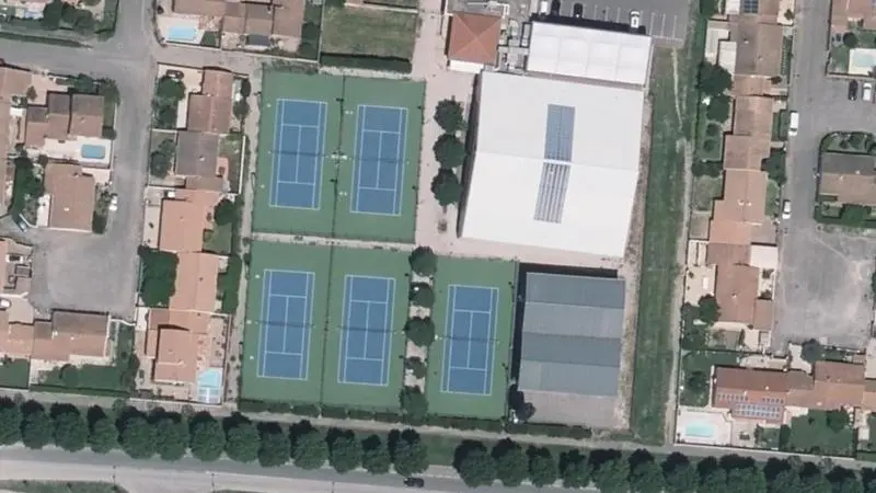 Vue aérienne des courts de tennis : Ferme de Courreges