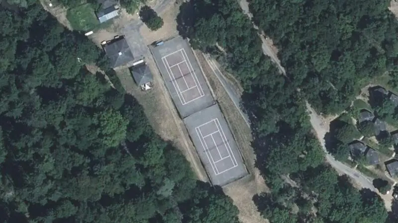 Vue aérienne des courts de tennis : Village Vacances de Ceras