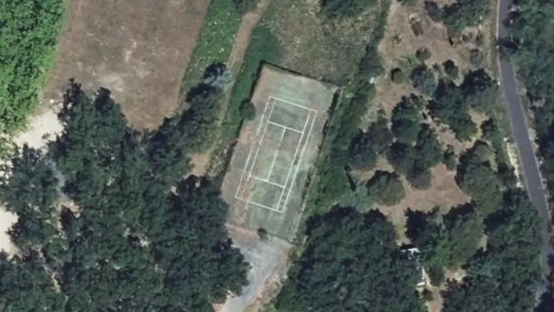 Vue aérienne du court de tennis : Terrain de tennis de Corsavy